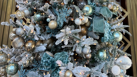 Step-by-Step Guide to Creating an Expertly Decorated Christmas Tree: Secrets from The Hidden Garden
